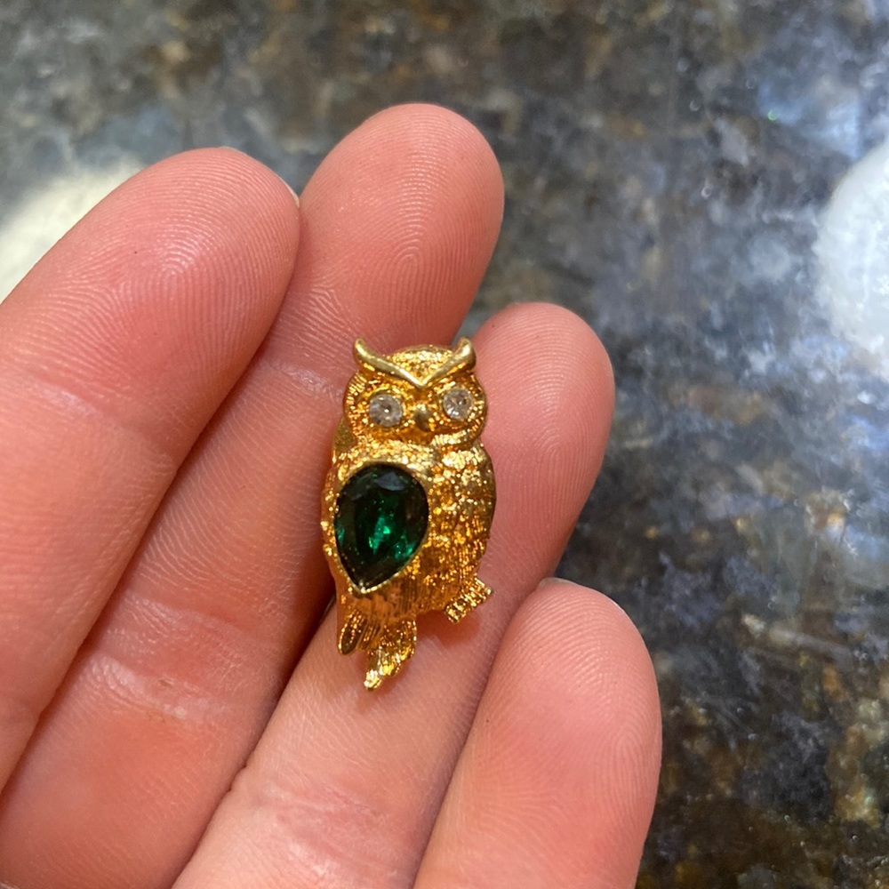 Vintage Avon gold tone owl brooch pin with green emerald colored rhinestone